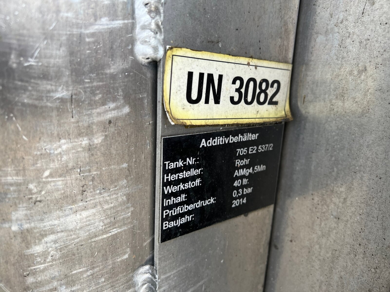 R450 4x2 R450 4x2, Retarder, ADR, Rohr Tank, ca. 14400l - Camion cisterna: foto 2 R450 4x2 R450 4x2, Retarder, ADR, Rohr Tank, ca. 14400l - Camion cisterna: foto 2