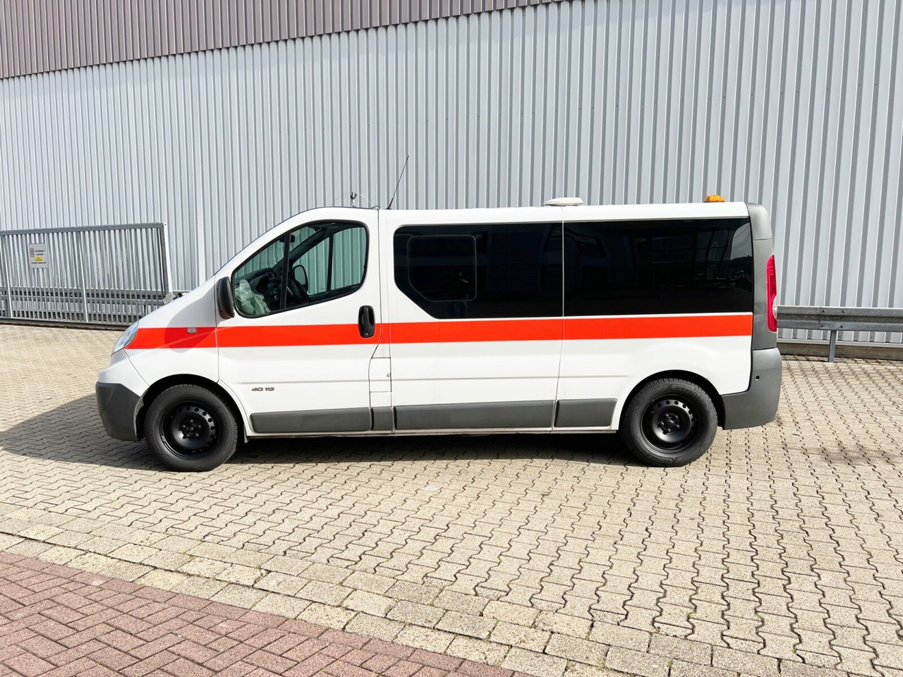 Renault Trafik 2.0 dCi115 4x2 Trafik 2.0 dCi115 4x2, Krankentransporter - Ambulanza: foto 4 Renault Trafik 2.0 dCi115 4x2 Trafik 2.0 dCi115 4x2, Krankentransporter - Ambulanza: foto 4
