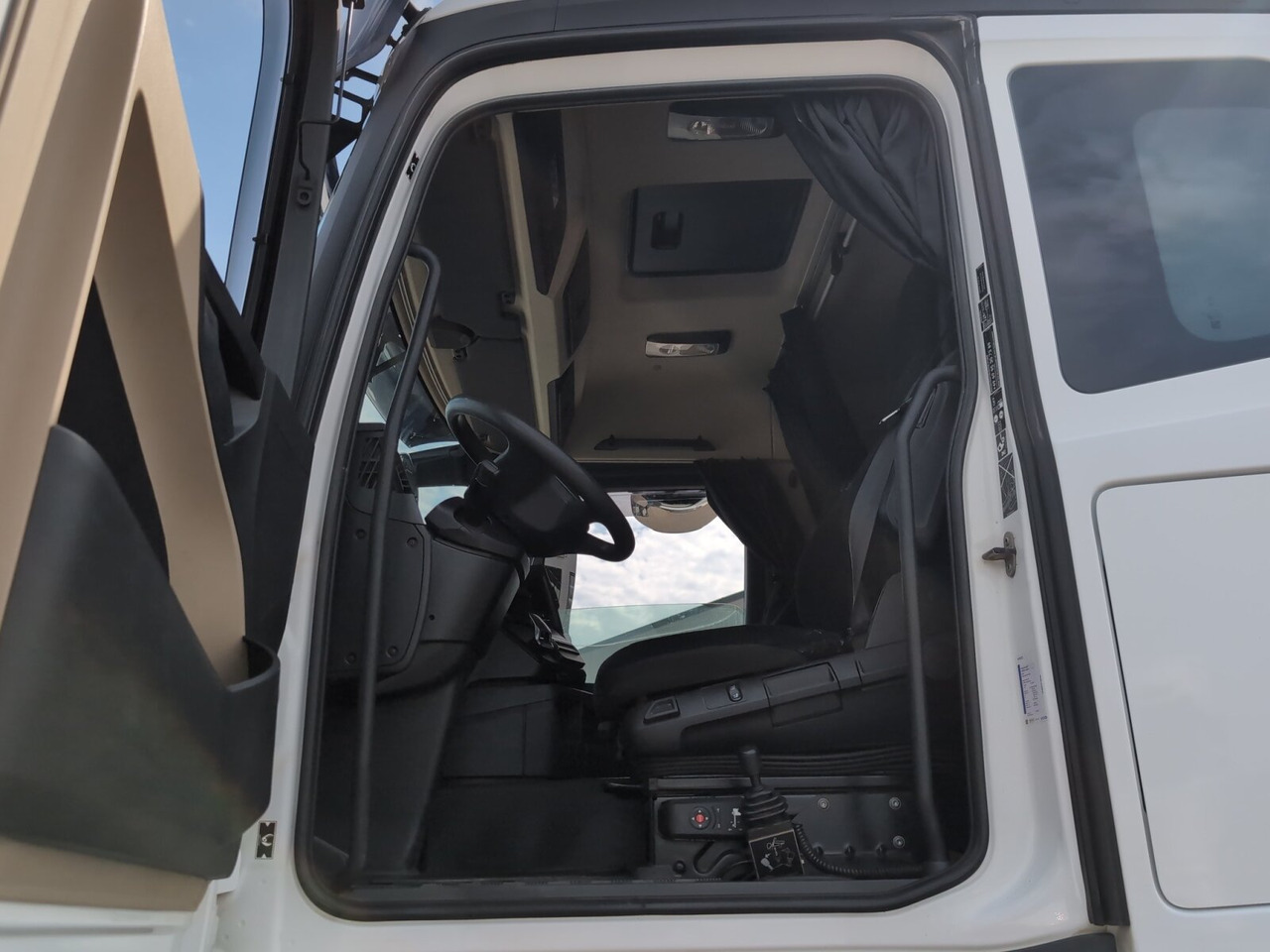 Mercedes-Benz Actros 2148 LS 4x4 HAD Actros 2148 LS 4x4 HAD, Retarder, Navi, MultimediaCockpit, Hydraulik - Trattore stradale: foto 3 Mercedes-Benz Actros 2148 LS 4x4 HAD Actros 2148 LS 4x4 HAD, Retarder, Navi, MultimediaCockpit, Hydraulik - Trattore stradale: foto 3