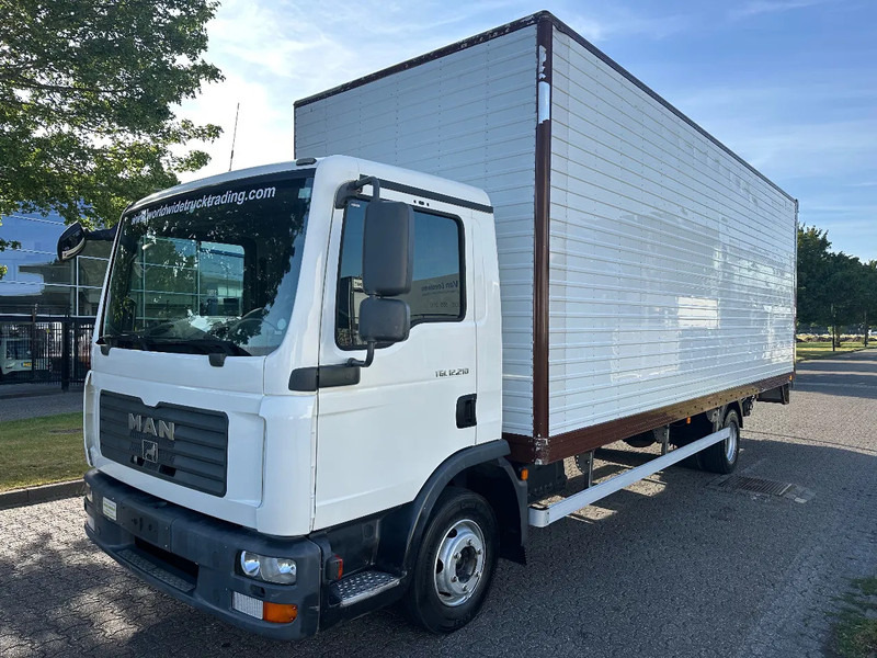 MAN TGL 12.210 MANUAL + 2000 KG LIFT + 2.60 M HIGH BIG BOX + AIRCO + SPRING / SPRING + 3 SEATS - Autocarro furgonato: foto 1 MAN TGL 12.210 MANUAL + 2000 KG LIFT + 2.60 M HIGH BIG BOX + AIRCO + SPRING / SPRING + 3 SEATS - Autocarro furgonato: foto 1