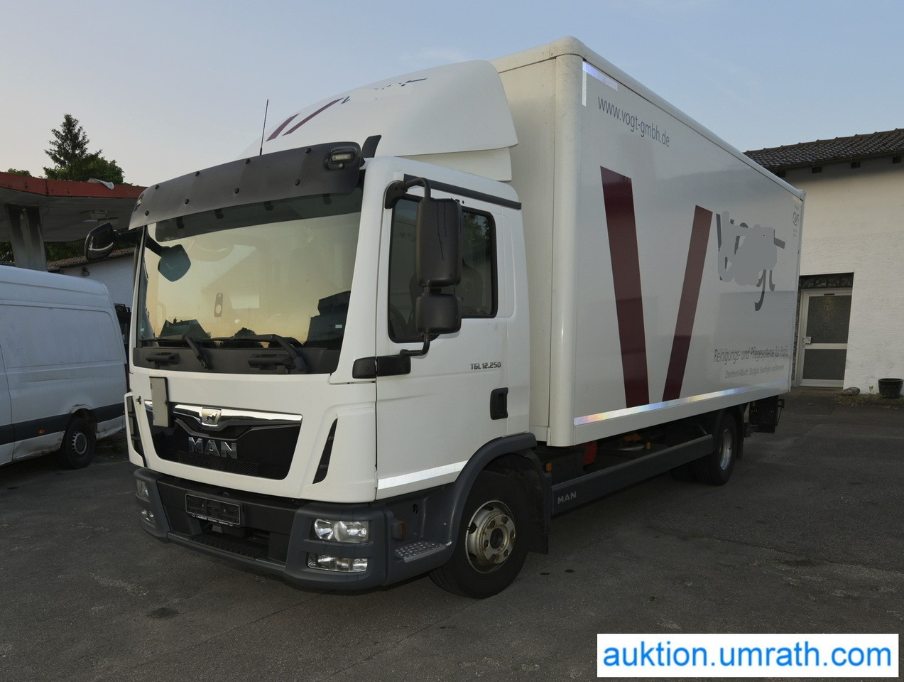 MAN TGL 12.250 4x2 L/BL Koffer Ladebordwand Klimaautomatik NAVI Luftfederung Automatikgetriebe EURO 6 - Autocarro furgonato: foto 1 MAN TGL 12.250 4x2 L/BL Koffer Ladebordwand Klimaautomatik NAVI Luftfederung Automatikgetriebe EURO 6 - Autocarro furgonato: foto 1