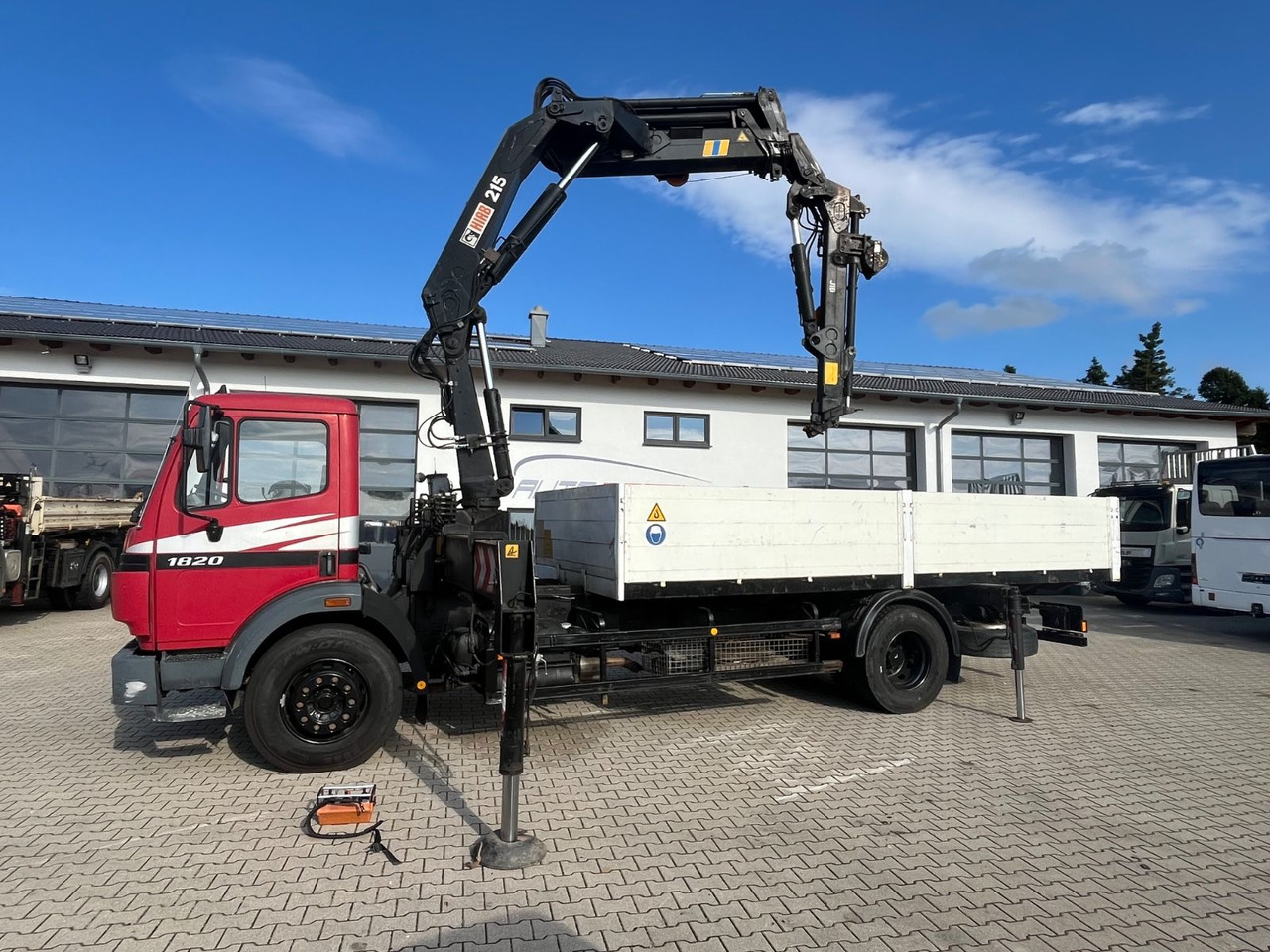 Mercedes-Benz SK 1820 mit HIAB 215-5 mit Jib und Winde - Autocarro con pianale/ Cassone fisso, Camion con gru: foto 3 Mercedes-Benz SK 1820 mit HIAB 215-5 mit Jib und Winde - Autocarro con pianale/ Cassone fisso, Camion con gru: foto 3