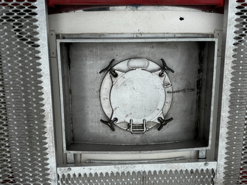 Serbatoio di stoccaggio per il trasporto di prodotti chimici CIMC 20FT ISO, 25.080L / 1-COMP / 3 BAFFELS / T12 / 4 manholes / ADR valid until 02/2027: foto 13 Serbatoio di stoccaggio per il trasporto di prodotti chimici CIMC 20FT ISO, 25.080L / 1-COMP / 3 BAFFELS / T12 / 4 manholes / ADR valid until 02/2027: foto 13