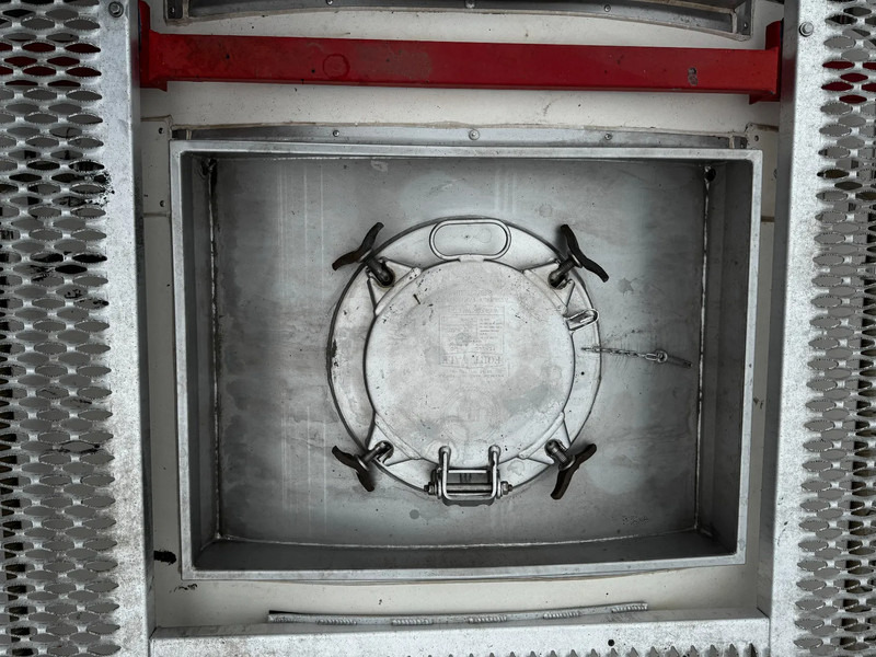 Serbatoio di stoccaggio per il trasporto di prodotti chimici CIMC 20FT ISO, 25.080L / 1-COMP / 3 BAFFELS / T12 / 4 manholes / ADR valid until 02/2027: foto 15 Serbatoio di stoccaggio per il trasporto di prodotti chimici CIMC 20FT ISO, 25.080L / 1-COMP / 3 BAFFELS / T12 / 4 manholes / ADR valid until 02/2027: foto 15