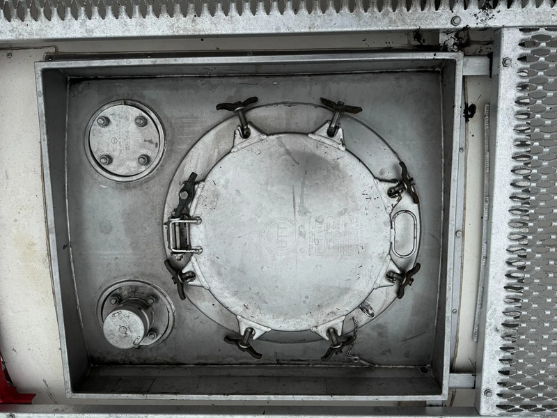 Serbatoio di stoccaggio per il trasporto di prodotti chimici CIMC 20FT ISO, 25.080L / 1-COMP / 3 BAFFELS / T12 / 4 manholes / ADR valid until 02/2027: foto 14 Serbatoio di stoccaggio per il trasporto di prodotti chimici CIMC 20FT ISO, 25.080L / 1-COMP / 3 BAFFELS / T12 / 4 manholes / ADR valid until 02/2027: foto 14