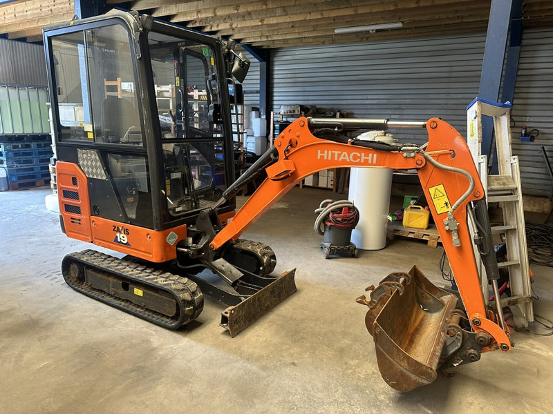 Hitachi ZAXIS ZX19-6 CR 1.9T - 1349H - CABINE - ADJUSTABLE TRACKS - EXTRA HYDR - QUICK HITCH - BE MACHINE - Miniescavatore: foto 1 Hitachi ZAXIS ZX19-6 CR 1.9T - 1349H - CABINE - ADJUSTABLE TRACKS - EXTRA HYDR - QUICK HITCH - BE MACHINE - Miniescavatore: foto 1