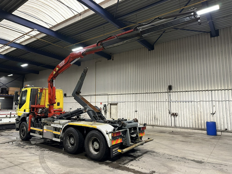 Iveco TRAKKER 350 6x4 HOOKLIFT + CRANE FASSI F120.22 (5/6 F) - *342.000km* - STEEL SPRING / BIG AXLES - AS TRONIC AUTOMATIC GEARBOX - Autocarro scarrabile, Camion con gru: foto 4 Iveco TRAKKER 350 6x4 HOOKLIFT + CRANE FASSI F120.22 (5/6 F) - *342.000km* - STEEL SPRING / BIG AXLES - AS TRONIC AUTOMATIC GEARBOX - Autocarro scarrabile, Camion con gru: foto 4