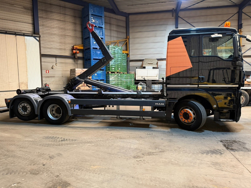 MAN TGX 26.400 6X2 + HOOKLIFT PALIFT 20T - LIFT + STEERING AXLE - EURO 5 - SLEEPERCAB - BE TRUCK - Autocarro scarrabile: foto 4 MAN TGX 26.400 6X2 + HOOKLIFT PALIFT 20T - LIFT + STEERING AXLE - EURO 5 - SLEEPERCAB - BE TRUCK - Autocarro scarrabile: foto 4