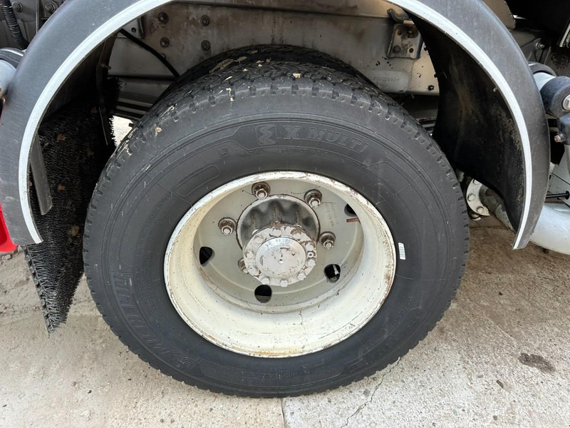 Renault MIDLUM 150 FUEL TANKER / CITERNE MAZOUT - 6500L - 3 COMPARTIMENTS - *ENGINE PROBLEM* - Camion cisterna: foto 5 Renault MIDLUM 150 FUEL TANKER / CITERNE MAZOUT - 6500L - 3 COMPARTIMENTS - *ENGINE PROBLEM* - Camion cisterna: foto 5