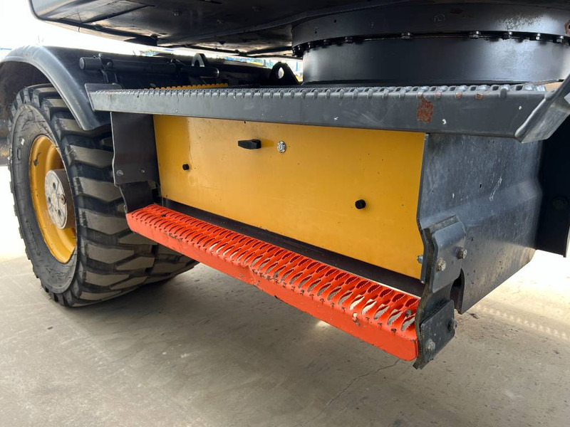 Escavatore gommato Volvo EWR150E: foto 13