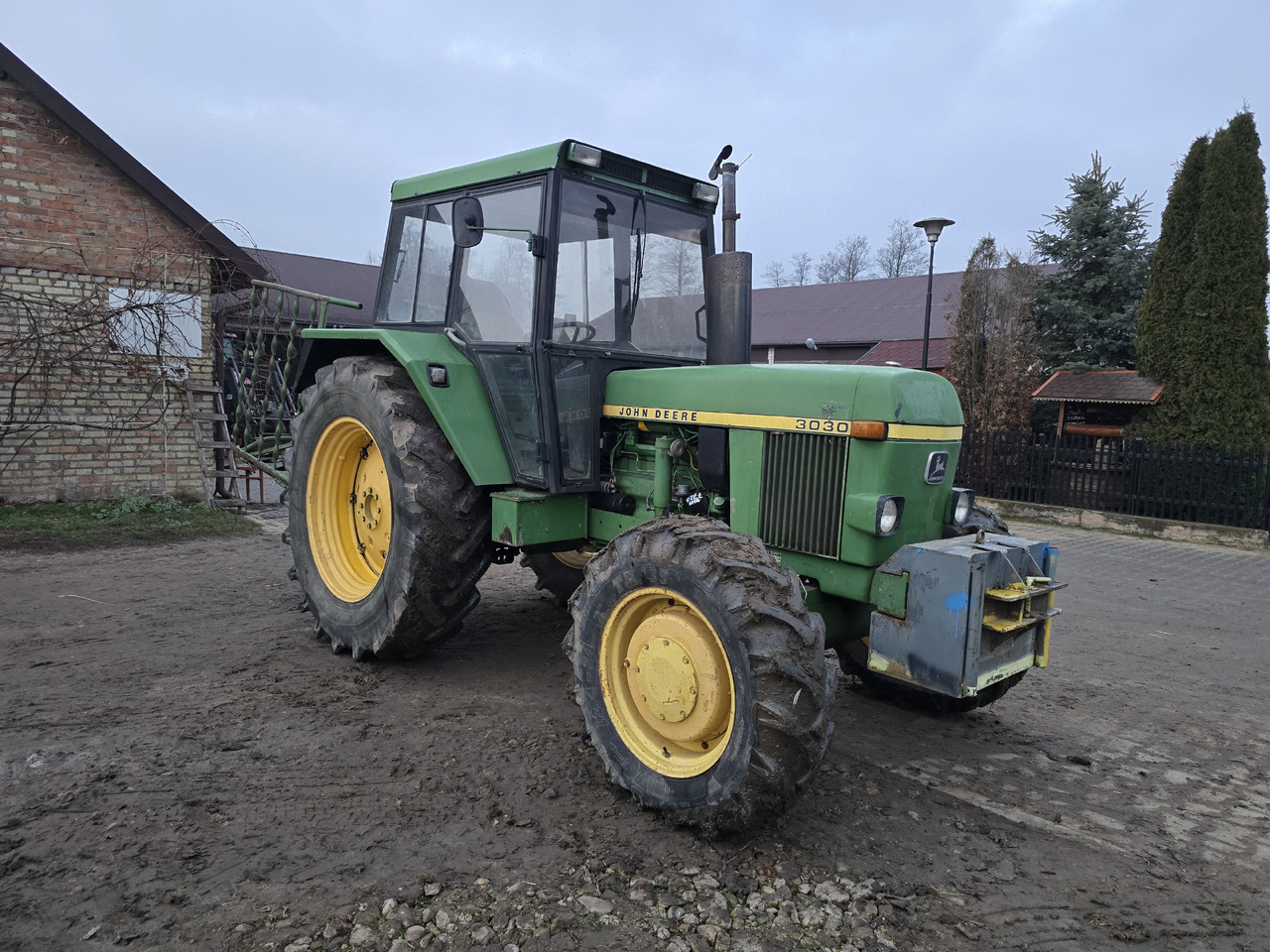 JOHN DEERE 3030E - Trattore: foto 1 JOHN DEERE 3030E - Trattore: foto 1
