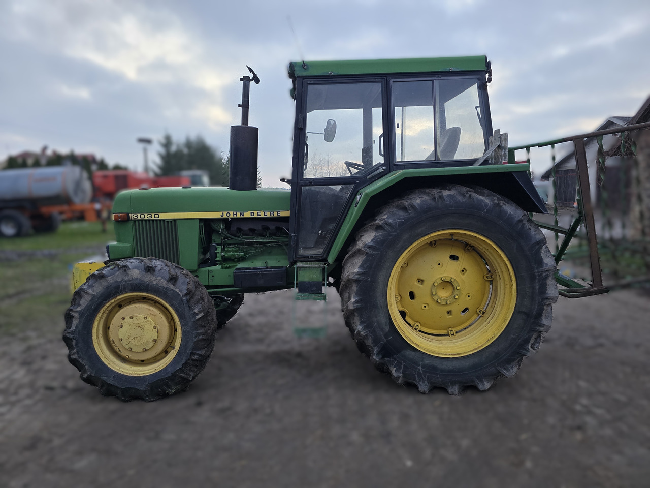 JOHN DEERE 3030E - Trattore: foto 4 JOHN DEERE 3030E - Trattore: foto 4