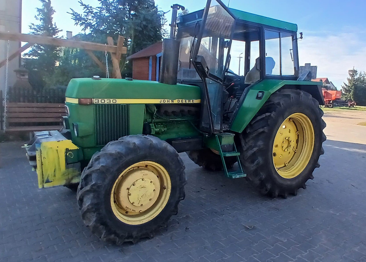 JOHN DEERE 3030E - Trattore: foto 2 JOHN DEERE 3030E - Trattore: foto 2