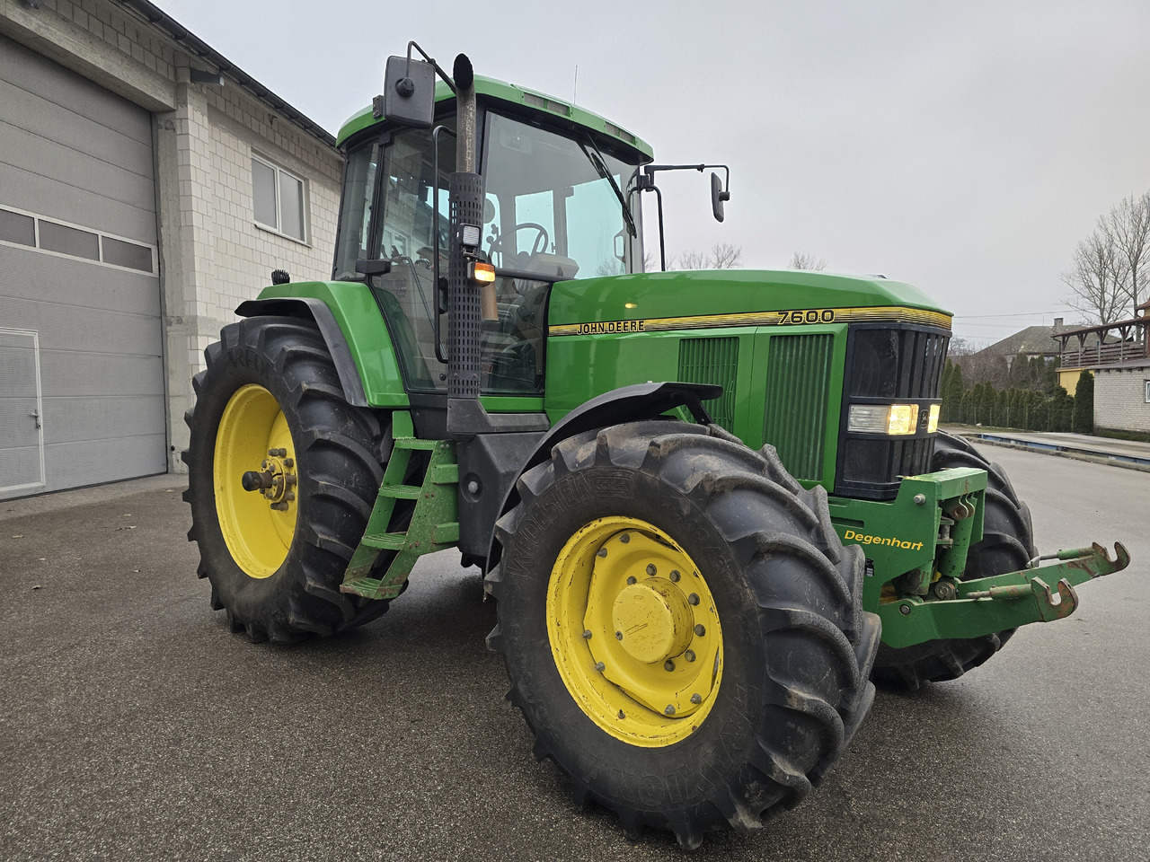 JOHN DEERE 7600 - Trattore: foto 1 JOHN DEERE 7600 - Trattore: foto 1