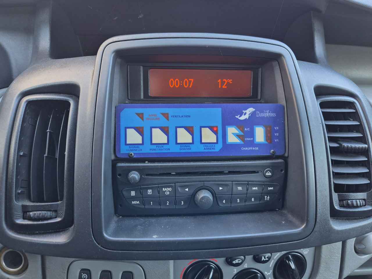 RENAULT Trafic 2.0 dCi 115 KM - Ambulanza: foto 4 RENAULT Trafic 2.0 dCi 115 KM - Ambulanza: foto 4