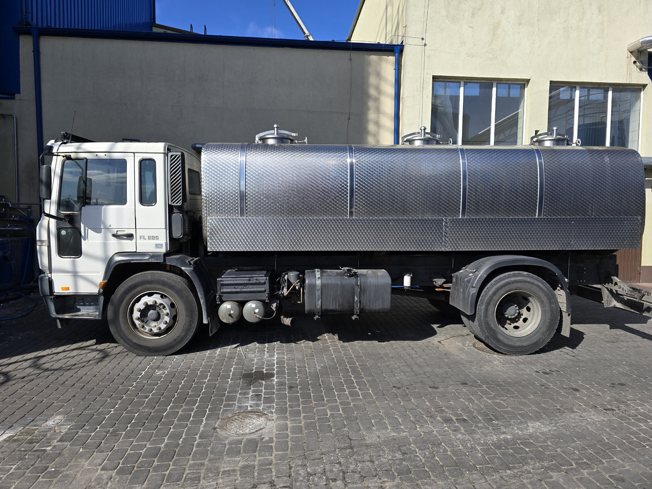 VOLVO FL 220 - Camion cisterna: foto 1 VOLVO FL 220 - Camion cisterna: foto 1