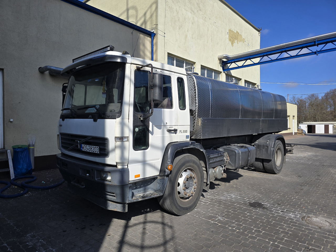 VOLVO FL 220 - Camion cisterna: foto 3 VOLVO FL 220 - Camion cisterna: foto 3