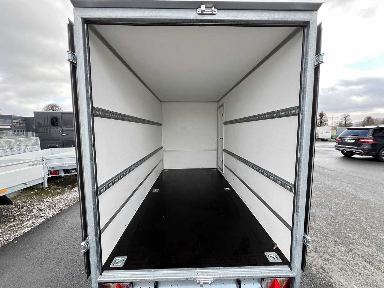BLYSS F1330HD Seitentür Kofferanhänger - Rimorchio furgonato: foto 4 BLYSS F1330HD Seitentür Kofferanhänger - Rimorchio furgonato: foto 4