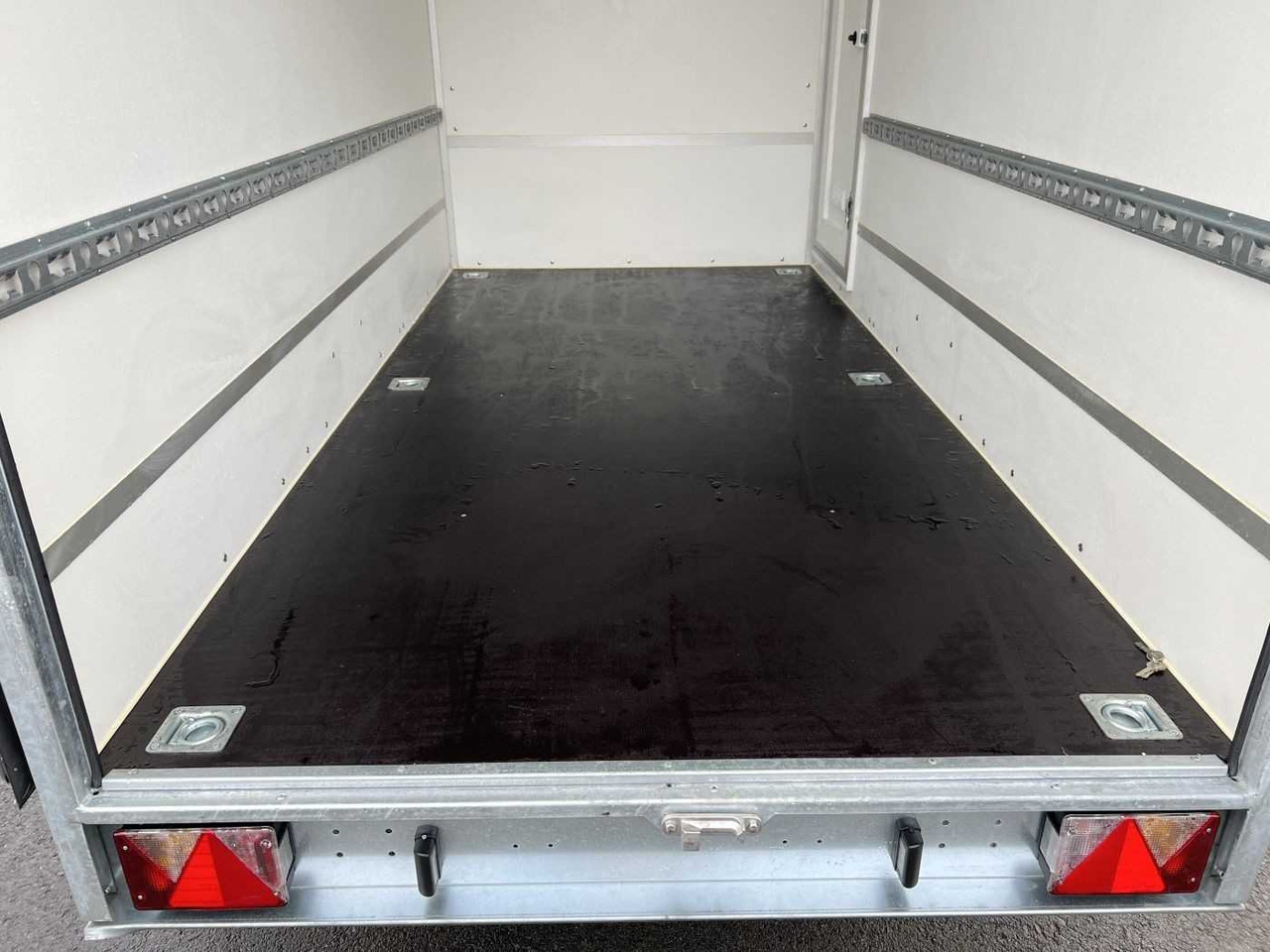 BLYSS F1330HD Seitentür Kofferanhänger - Rimorchio furgonato: foto 5 BLYSS F1330HD Seitentür Kofferanhänger - Rimorchio furgonato: foto 5