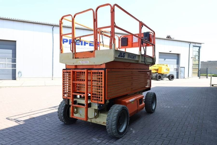 JLG M4069 Hybrid, 14.2m Working Height, 360kg Capacity - Piattaforma a pantografo: foto 2 JLG M4069 Hybrid, 14.2m Working Height, 360kg Capacity - Piattaforma a pantografo: foto 2