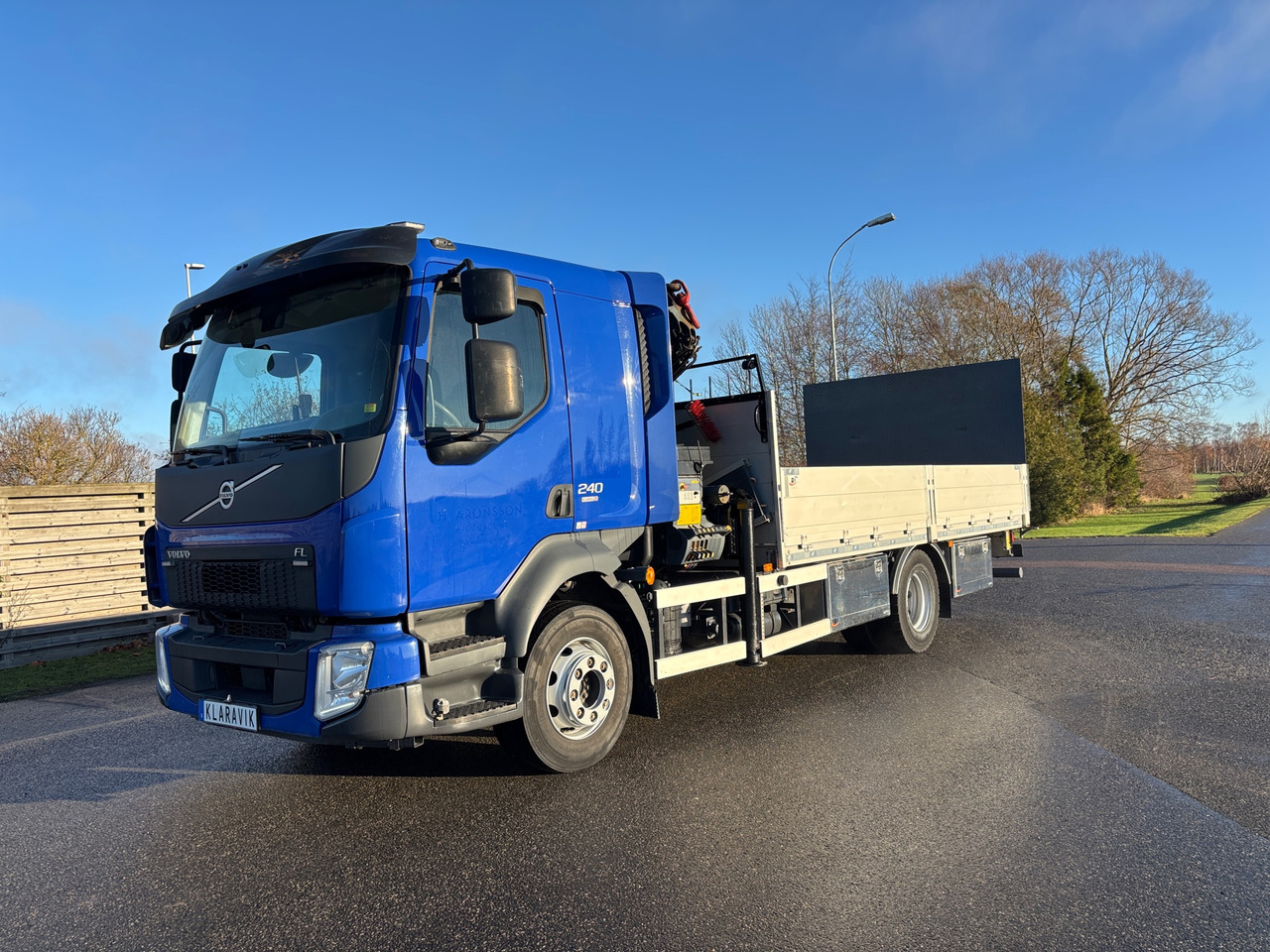 Volvo FL240 - Camion con gru: foto 1 Volvo FL240 - Camion con gru: foto 1
