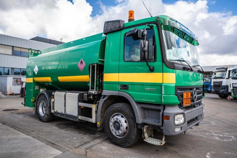 Mercedes ACTROS 1832 +12.000 L/3 comp. - Camion cisterna: foto 2 Mercedes ACTROS 1832 +12.000 L/3 comp. - Camion cisterna: foto 2