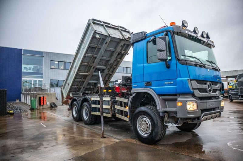 Mercedes ACTROS 3344 AK - HMF 1643 Z2 - Autocarro ribaltabile, Camion con gru: foto 2 Mercedes ACTROS 3344 AK - HMF 1643 Z2 - Autocarro ribaltabile, Camion con gru: foto 2
