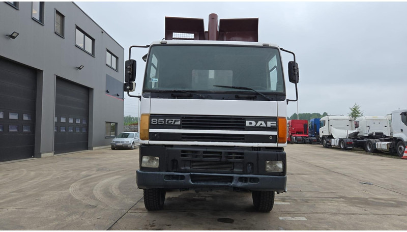 DAF 85 CF 340 (EURO 2 / MANUAL PUMP / STEEL SUSP. / POSSIBLE AS CHASSIS / 8X4) - Autocarro ribaltabile: foto 2 DAF 85 CF 340 (EURO 2 / MANUAL PUMP / STEEL SUSP. / POSSIBLE AS CHASSIS / 8X4) - Autocarro ribaltabile: foto 2