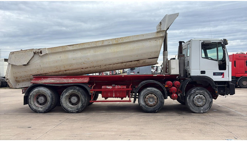 Iveco EUROTRAKKER 320 E 35 (GRAND PONT / LAMES / POMPE MANUELLE / 8X4 / CURSOR 8) - Autocarro ribaltabile: foto 4 Iveco EUROTRAKKER 320 E 35 (GRAND PONT / LAMES / POMPE MANUELLE / 8X4 / CURSOR 8) - Autocarro ribaltabile: foto 4