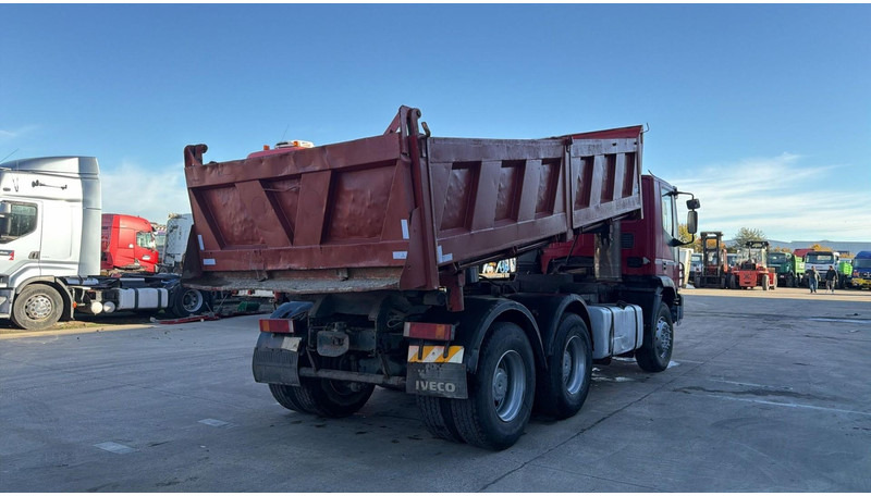 Iveco Eurotrakker 260 E 34 (POMPE MANUELLE / MANUAL PUMP / LAMES / GRAND PONT / BOITE MANUELLE) - Autocarro ribaltabile: foto 4 Iveco Eurotrakker 260 E 34 (POMPE MANUELLE / MANUAL PUMP / LAMES / GRAND PONT / BOITE MANUELLE) - Autocarro ribaltabile: foto 4