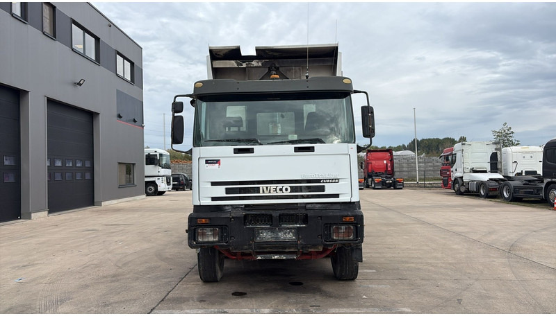Iveco Eurotrakker 260 E32 (GRAND PONT / LAMES / POMPE MANUELLE / 8X4 / CURSOR 8) - Autocarro ribaltabile: foto 2 Iveco Eurotrakker 260 E32 (GRAND PONT / LAMES / POMPE MANUELLE / 8X4 / CURSOR 8) - Autocarro ribaltabile: foto 2
