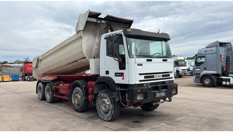 Iveco Eurotrakker 260 E32 (GRAND PONT / LAMES / POMPE MANUELLE / 8X4 / CURSOR 8) - Autocarro ribaltabile: foto 3 Iveco Eurotrakker 260 E32 (GRAND PONT / LAMES / POMPE MANUELLE / 8X4 / CURSOR 8) - Autocarro ribaltabile: foto 3