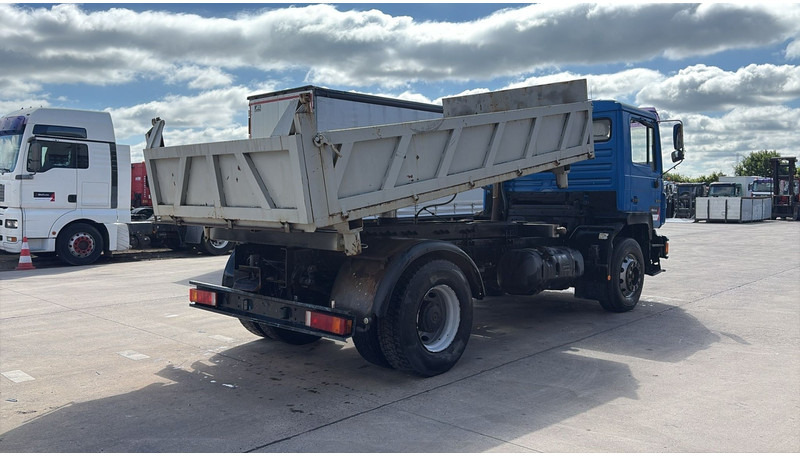 MAN 19.322 (MANUAL PUMP / STEEL SUSP. / LAMES / POMPE MANUELLE / BIG AXLE / GRAND PONT) - Autocarro ribaltabile: foto 5 MAN 19.322 (MANUAL PUMP / STEEL SUSP. / LAMES / POMPE MANUELLE / BIG AXLE / GRAND PONT) - Autocarro ribaltabile: foto 5