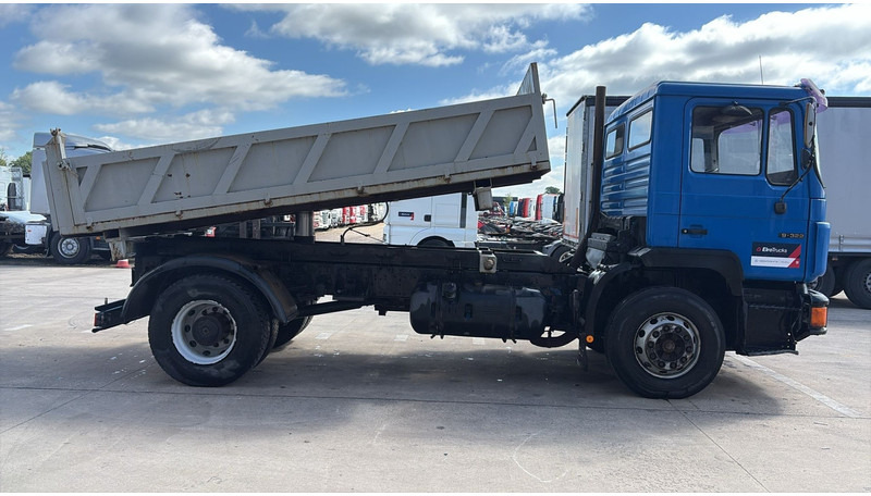 MAN 19.322 (MANUAL PUMP / STEEL SUSP. / LAMES / POMPE MANUELLE / BIG AXLE / GRAND PONT) - Autocarro ribaltabile: foto 4 MAN 19.322 (MANUAL PUMP / STEEL SUSP. / LAMES / POMPE MANUELLE / BIG AXLE / GRAND PONT) - Autocarro ribaltabile: foto 4