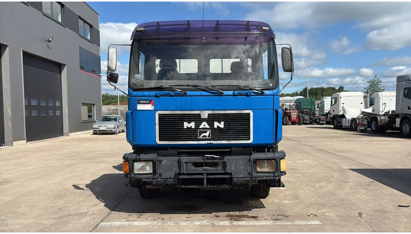 MAN 19.322 (MANUAL PUMP / STEEL SUSP. / LAMES / POMPE MANUELLE / BIG AXLE / GRAND PONT) - Autocarro ribaltabile: foto 2 MAN 19.322 (MANUAL PUMP / STEEL SUSP. / LAMES / POMPE MANUELLE / BIG AXLE / GRAND PONT) - Autocarro ribaltabile: foto 2