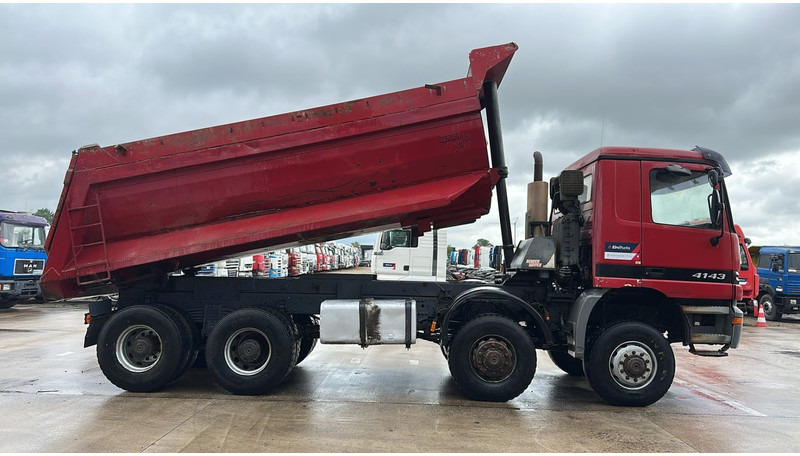 Mercedes-Benz Actros 4143 (BOITE MANUELLE / 8X8 / MANUAL GEARBOX / LAMES / GRAND PONT / BIG AXLE) - Autocarro ribaltabile: foto 4 Mercedes-Benz Actros 4143 (BOITE MANUELLE / 8X8 / MANUAL GEARBOX / LAMES / GRAND PONT / BIG AXLE) - Autocarro ribaltabile: foto 4