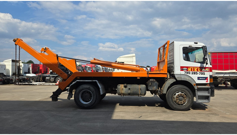 Mercedes-Benz Atego 1823 (BIG AXLE / STEEL SUSP. / LAMES / BOITE MANUELLE / MANUAL GETRIEBE) - Autocarro portacontainer/ Caisse interchangeable: foto 4 Mercedes-Benz Atego 1823 (BIG AXLE / STEEL SUSP. / LAMES / BOITE MANUELLE / MANUAL GETRIEBE) - Autocarro portacontainer/ Caisse interchangeable: foto 4