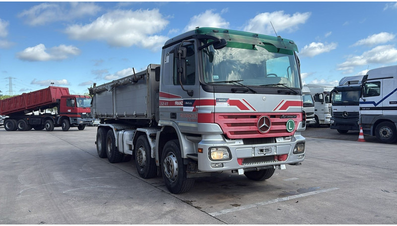 Mercedes-Benz actros 3241 (8X4 / LAMES / GRAND PONT / GRAND BENNE / TRES BONNE ETAT) - Autocarro ribaltabile: foto 3 Mercedes-Benz actros 3241 (8X4 / LAMES / GRAND PONT / GRAND BENNE / TRES BONNE ETAT) - Autocarro ribaltabile: foto 3