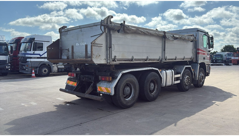 Mercedes-Benz actros 3241 (8X4 / LAMES / GRAND PONT / GRAND BENNE / TRES BONNE ETAT) - Autocarro ribaltabile: foto 5 Mercedes-Benz actros 3241 (8X4 / LAMES / GRAND PONT / GRAND BENNE / TRES BONNE ETAT) - Autocarro ribaltabile: foto 5