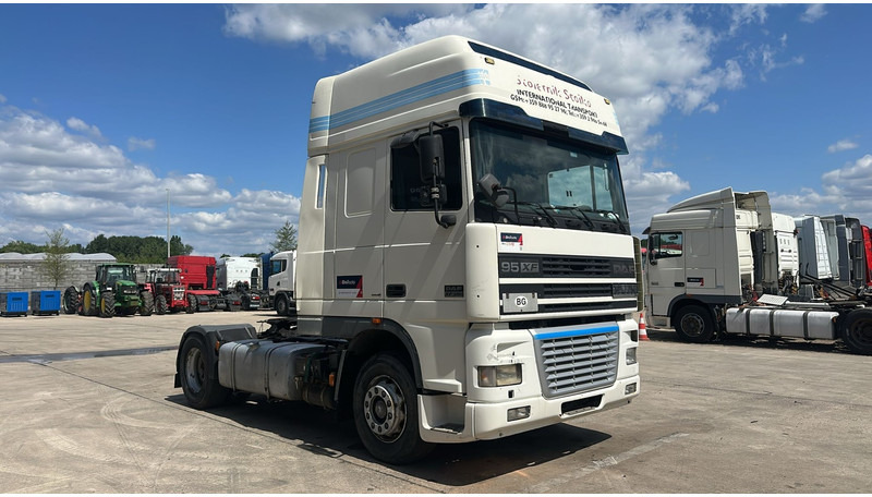 DAF 95 XF 380 (BOITE MANUELLE / EURO 3 / MANUAL GEARBOX / TRES BONNE ETAT) - Trattore stradale: foto 3 DAF 95 XF 380 (BOITE MANUELLE / EURO 3 / MANUAL GEARBOX / TRES BONNE ETAT) - Trattore stradale: foto 3