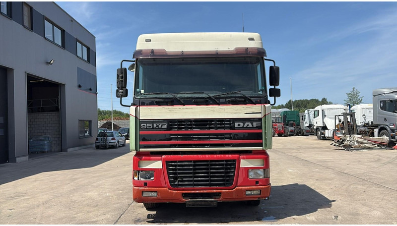 DAF XF 95.430 (EURO 3 / BOITE MANUELLE / MANUAL GEARBOX) - Trattore stradale: foto 2 DAF XF 95.430 (EURO 3 / BOITE MANUELLE / MANUAL GEARBOX) - Trattore stradale: foto 2