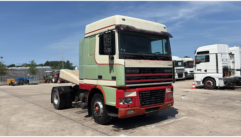 DAF XF 95.430 (EURO 3 / BOITE MANUELLE / MANUAL GEARBOX) - Trattore stradale: foto 3 DAF XF 95.430 (EURO 3 / BOITE MANUELLE / MANUAL GEARBOX) - Trattore stradale: foto 3