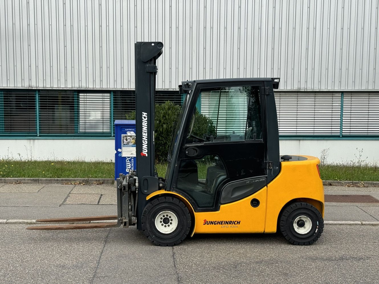 Jungheinrich DFG 430s 600DZ 3t Triplex 6m Zinkenverst. Seiten - Carrello elevatore diesel: foto 4 Jungheinrich DFG 430s 600DZ 3t Triplex 6m Zinkenverst. Seiten - Carrello elevatore diesel: foto 4