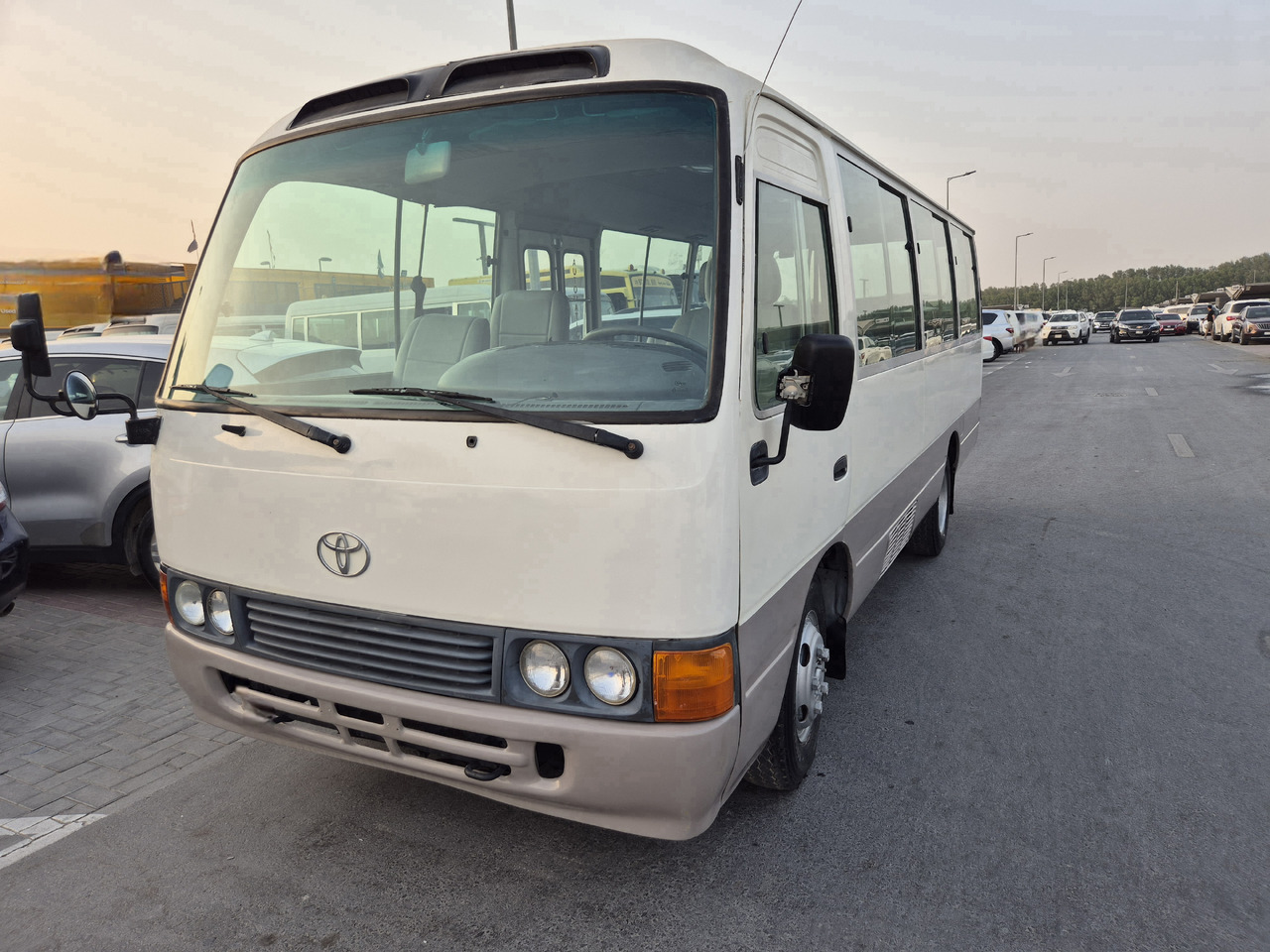 TOYOTA Coaster ... 25 places ...climatisé - Minibus, Pulmino: foto 2 TOYOTA Coaster ... 25 places ...climatisé - Minibus, Pulmino: foto 2