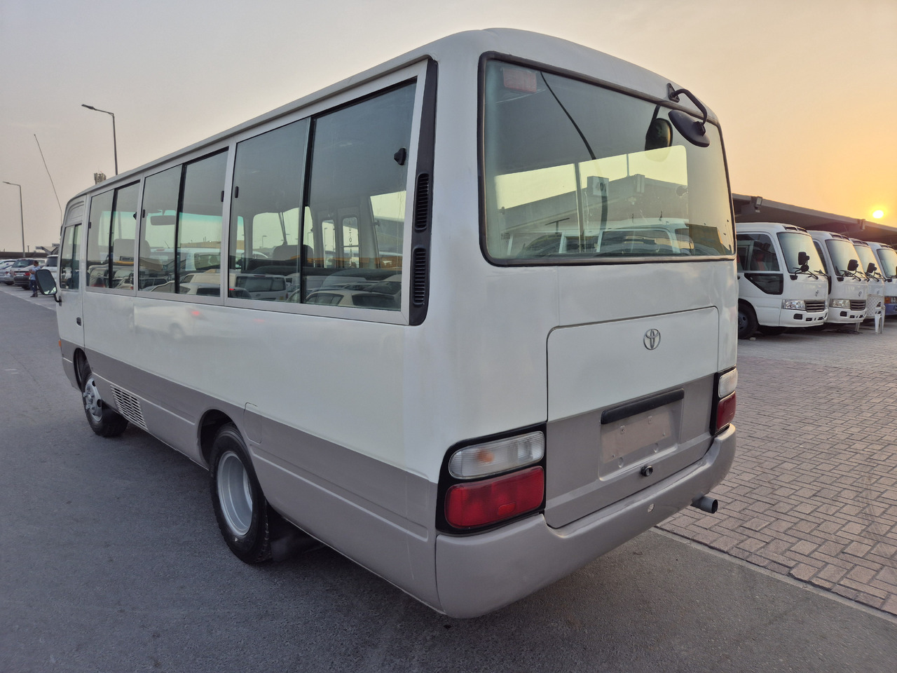 TOYOTA Coaster ... 25 places ...climatisé - Minibus, Pulmino: foto 3 TOYOTA Coaster ... 25 places ...climatisé - Minibus, Pulmino: foto 3