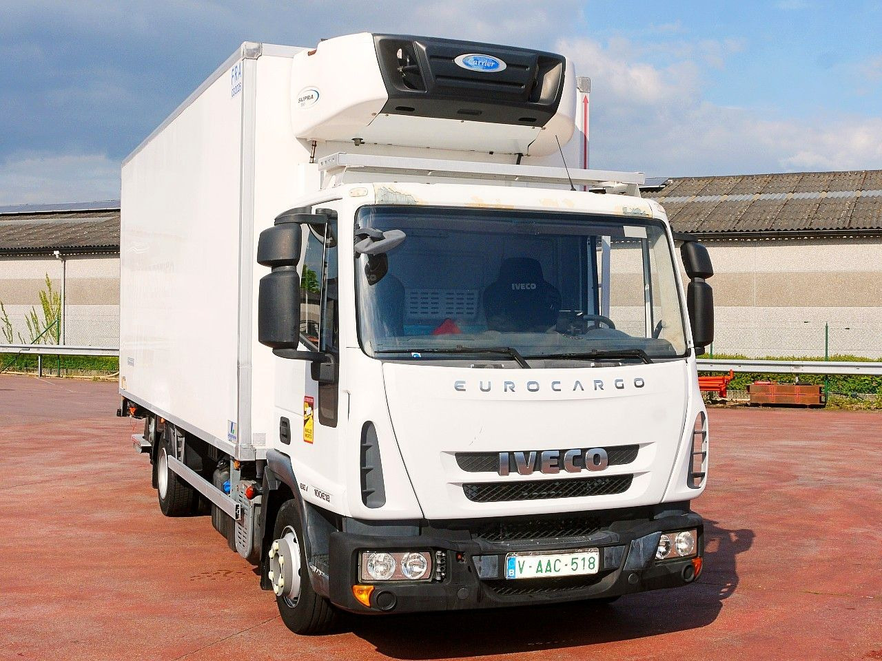 Iveco 100E18 EUROCARGO KUHLKOFFER CARRIER SUPRA 175tkm Iveco 100E18 EUROCARGO KUHLKOFFER CARRIER SUPRA 175tkm - Autocarro frigorifero: foto 1 Iveco 100E18 EUROCARGO KUHLKOFFER CARRIER SUPRA 175tkm Iveco 100E18 EUROCARGO KUHLKOFFER CARRIER SUPRA 175tkm - Autocarro frigorifero: foto 1