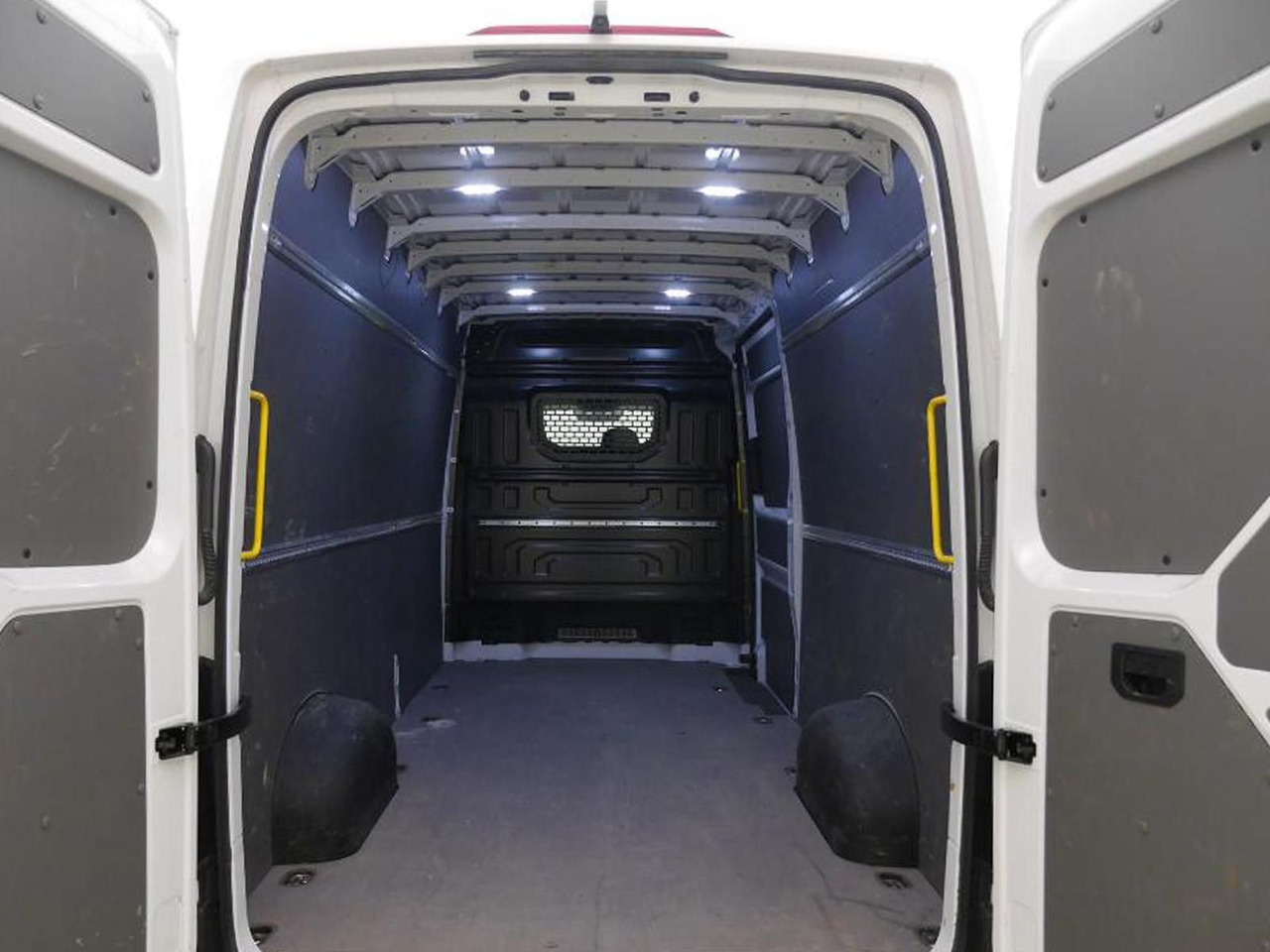 Volkswagen Crafter Kasten 35 L4H3 KAMERA KLIMA SITZHZ DAB - Furgone chiuso: foto 5 Volkswagen Crafter Kasten 35 L4H3 KAMERA KLIMA SITZHZ DAB - Furgone chiuso: foto 5