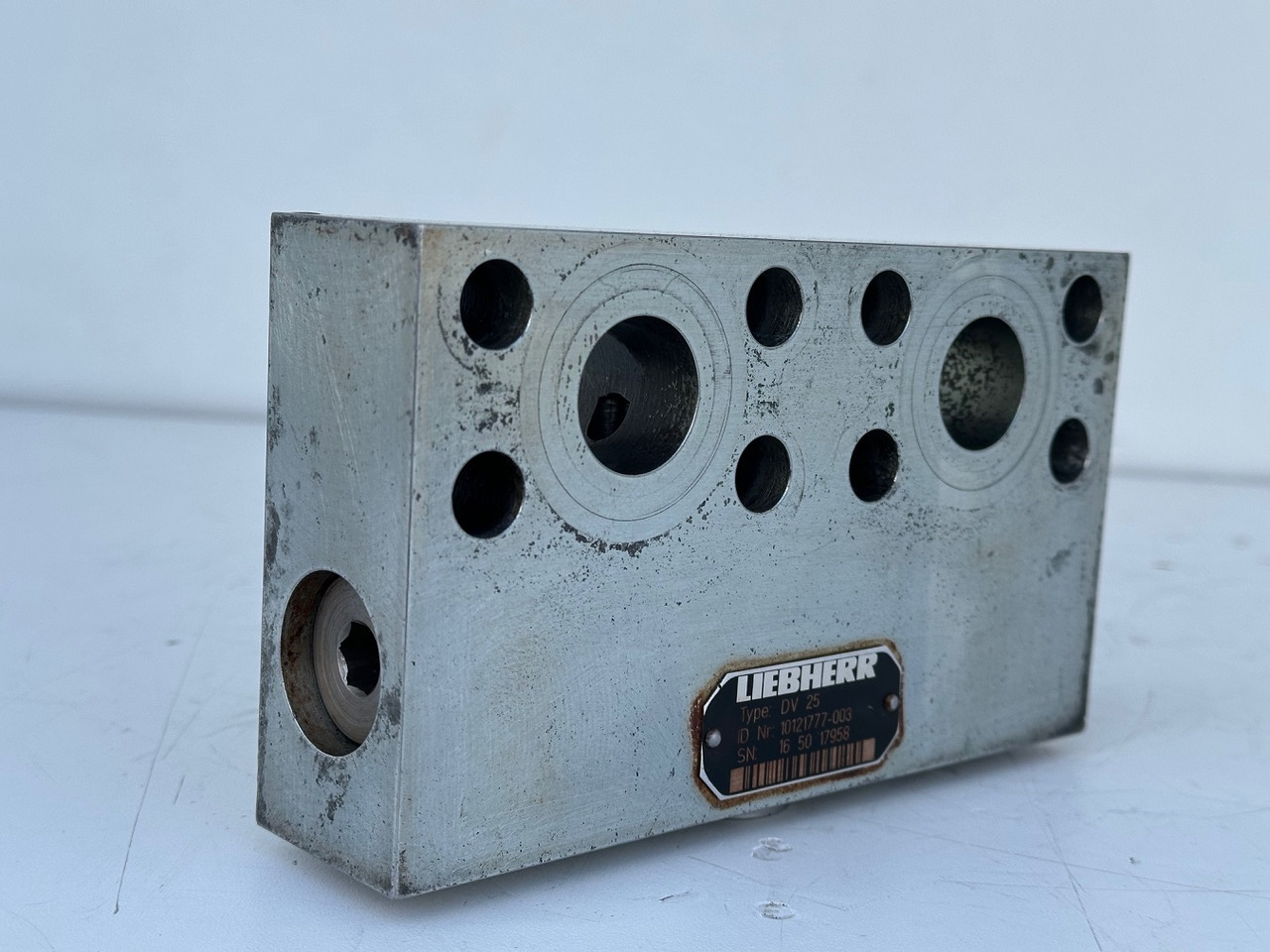 Liebherr Dämpfungsventil ID-Nr.10121777. P924 COMP, P926, R926, R916, R922, R924 COMP, R924, R926 COMP, R926, R930, R936, R946, R950 T, R960 T. #10121777.43199# - Riduttore di rotazione per Macchina da cantiere: foto 2 Liebherr Dämpfungsventil ID-Nr.10121777. P924 COMP, P926, R926, R916, R922, R924 COMP, R924, R926 COMP, R926, R930, R936, R946, R950 T, R960 T. #10121777.43199# - Riduttore di rotazione per Macchina da cantiere: foto 2