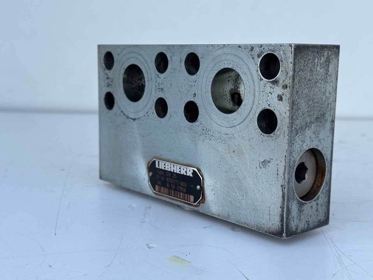 Liebherr Dämpfungsventil ID-Nr.10121777. P924 COMP, P926, R926, R916, R922, R924 COMP, R924, R926 COMP, R926, R930, R936, R946, R950 T, R960 T. #10121777.43199# - Riduttore di rotazione per Macchina da cantiere: foto 1 Liebherr Dämpfungsventil ID-Nr.10121777. P924 COMP, P926, R926, R916, R922, R924 COMP, R924, R926 COMP, R926, R930, R936, R946, R950 T, R960 T. #10121777.43199# - Riduttore di rotazione per Macchina da cantiere: foto 1