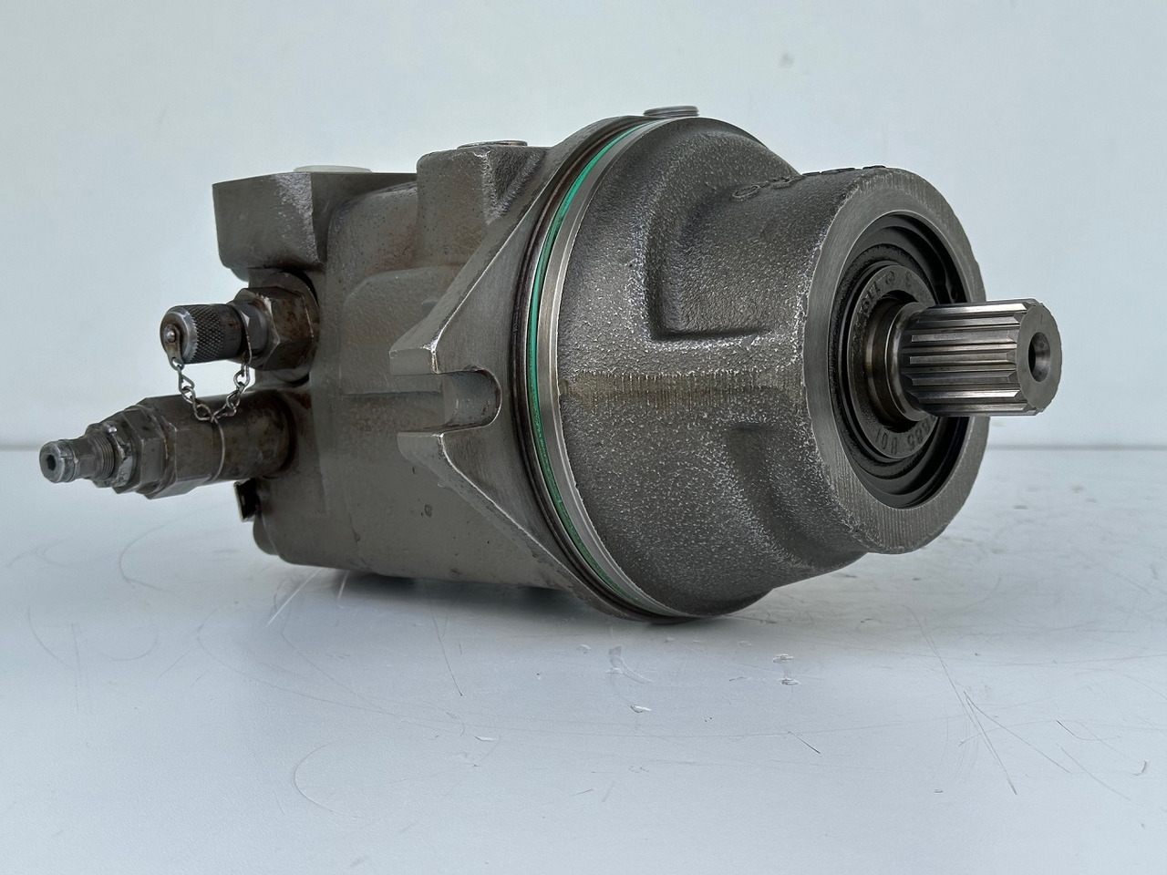 Liebherr Hydraulikeinbaumotor Typ:FMF058, ID-Nr.10122576 - ID-Nr.10145827 - ID-Nr.11371069. LOS1906, P924 COMP , R906, R906 PROTO, R916, R922, R924, R924 COMP, R926 COMP, R926 K LC. #11371069.43199# - Riduttore di rotazione per Macchina da cantiere: foto 2 Liebherr Hydraulikeinbaumotor Typ:FMF058, ID-Nr.10122576 - ID-Nr.10145827 - ID-Nr.11371069. LOS1906, P924 COMP , R906, R906 PROTO, R916, R922, R924, R924 COMP, R926 COMP, R926 K LC. #11371069.43199# - Riduttore di rotazione per Macchina da cantiere: foto 2